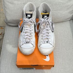 Nike Blazer Mid ’77 ESS White Metallic Silver Black Women’s Size 6.5/Mens 5